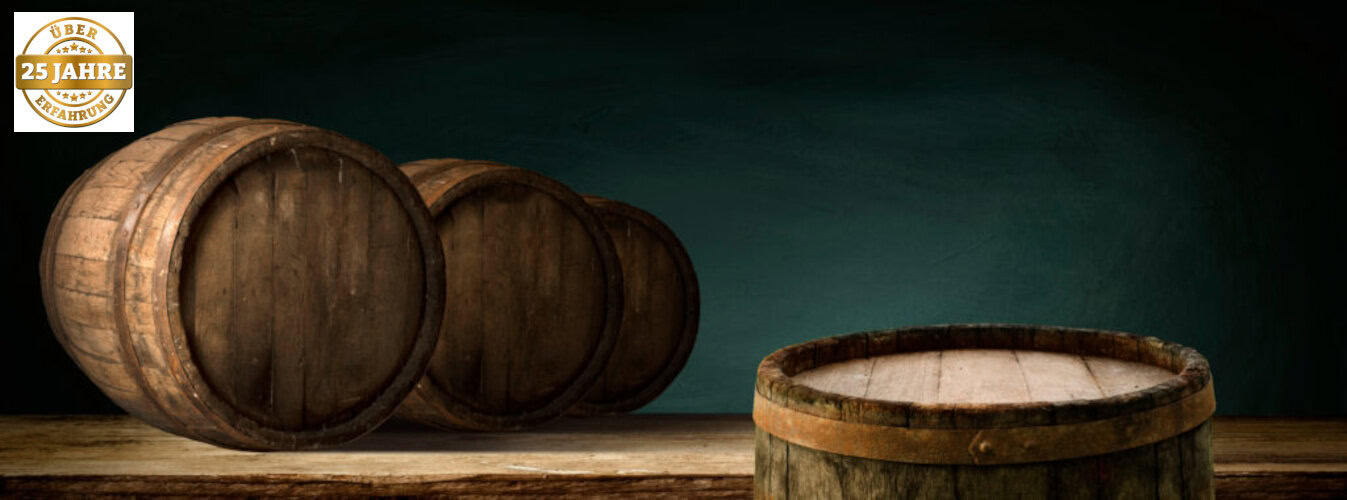 Weinfaesser aus Holz / Eiche - Weinhandel online - im Vordergrund Goldenes Siegel 25 Jahre Point4Wine